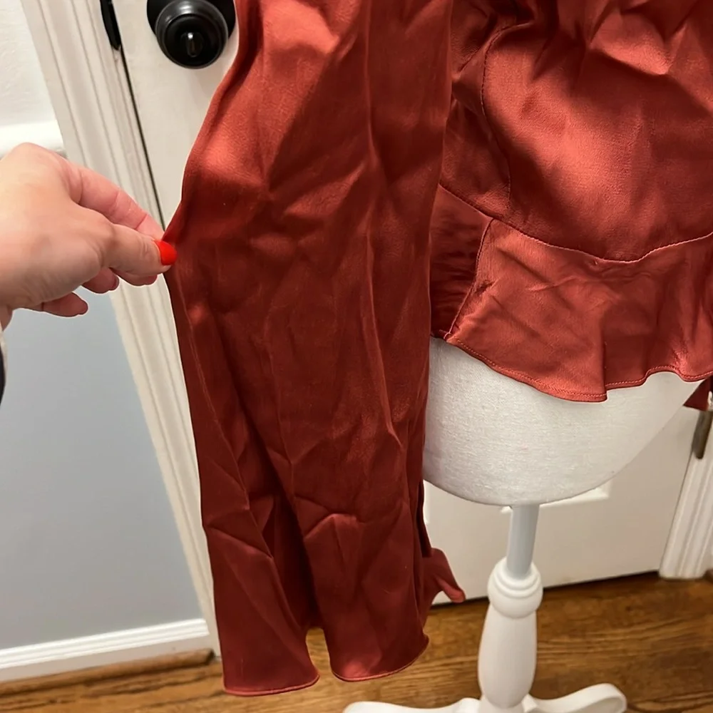 FLARE SLEEVES WITH RUFFLE DETAILS AND BUTTON SIDES AND FRONT CLOSURE - SMALL - Picture 8 of 8